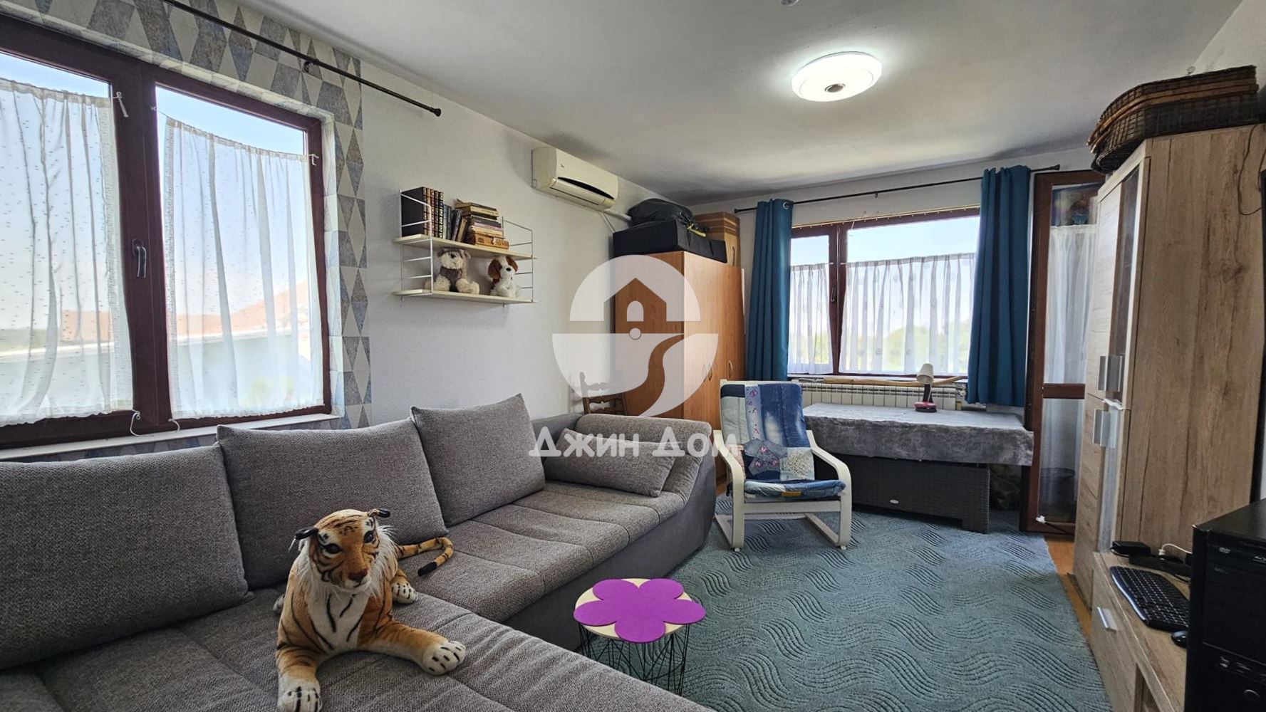 Двуетажна къща с двор в с. Тръстиково - 0