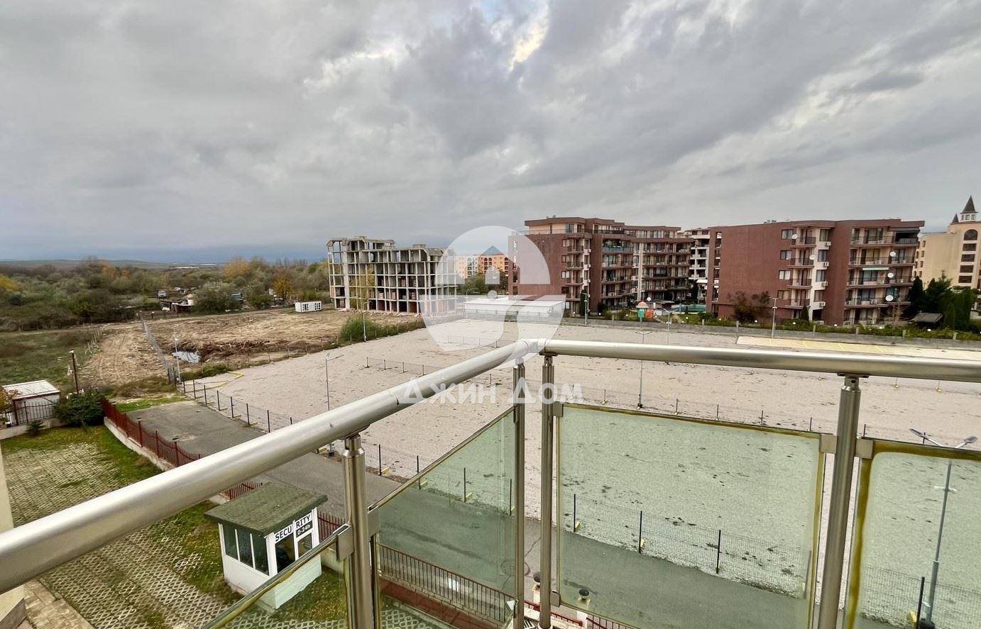 Просторен тристаен апартамент в к-с „Съни Холидей“, к.к. Слънчев бряг - 0