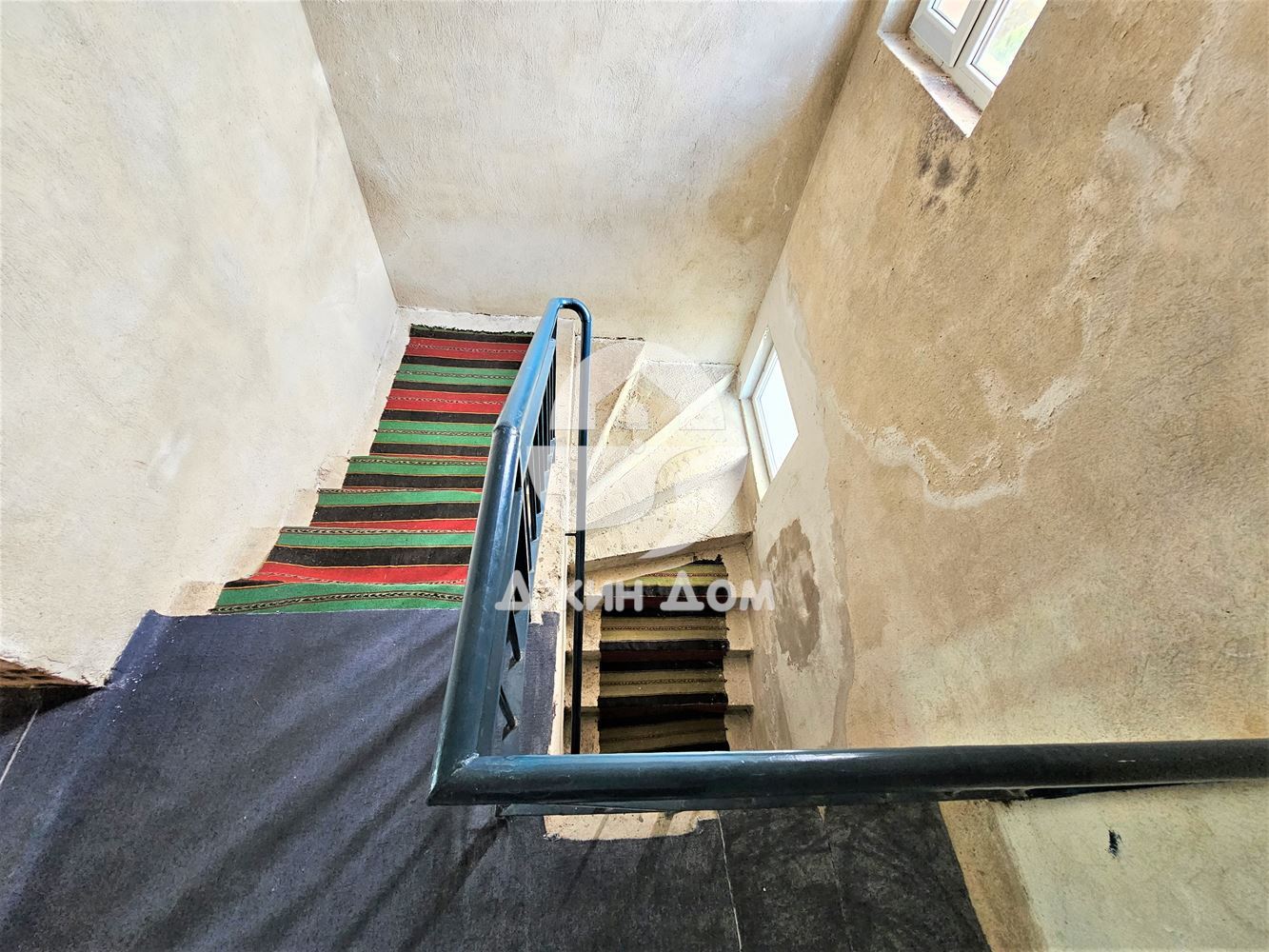 Просторна къща в с. Разбойна с гледка към планината - 0