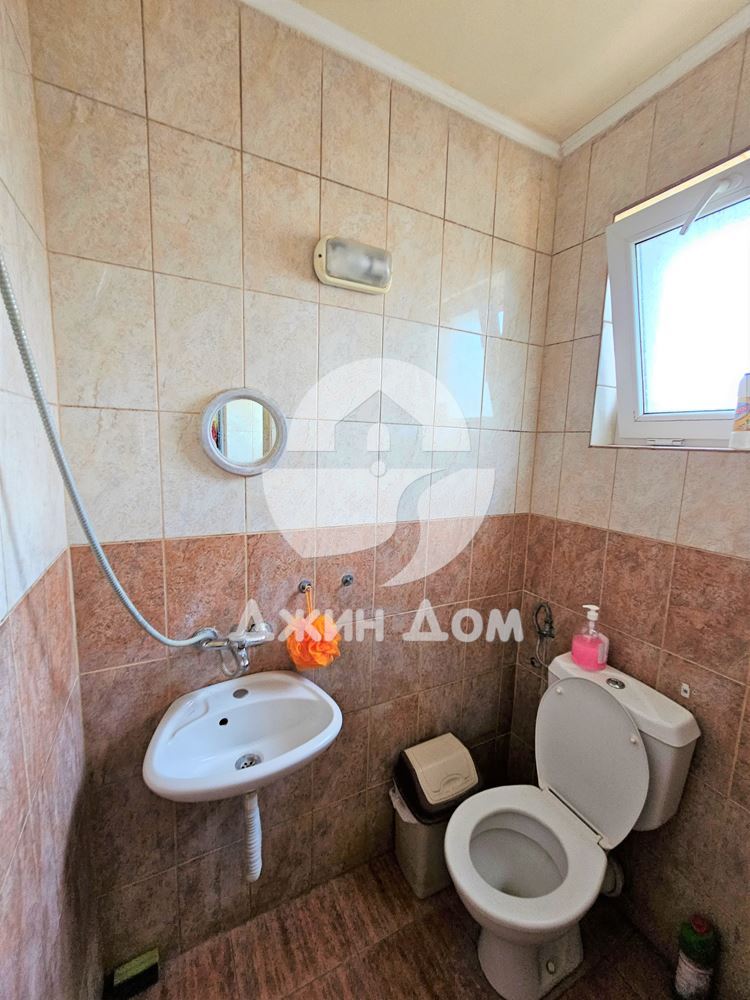 Просторна къща в с. Разбойна с гледка към планината - 0