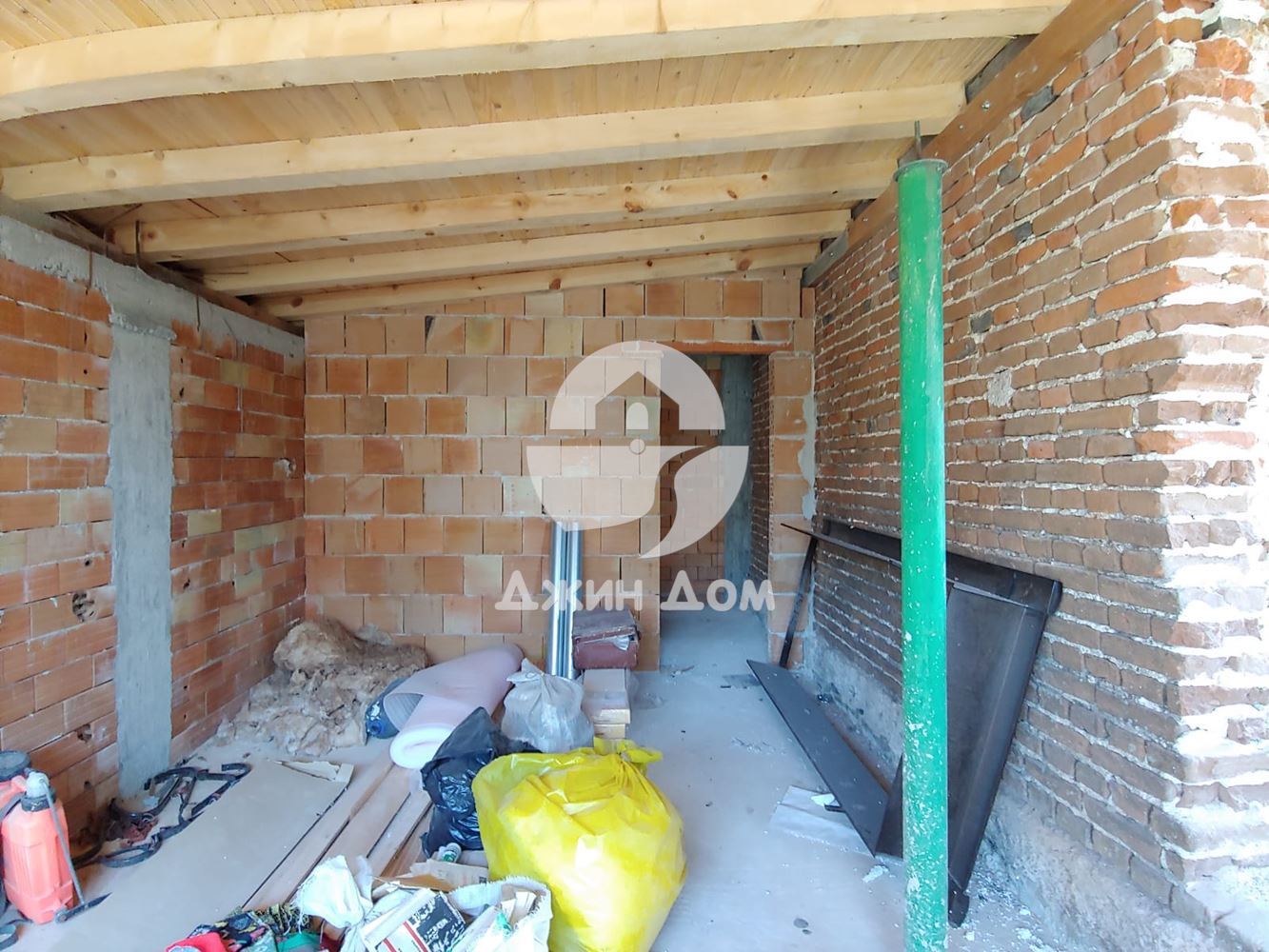 Едноетажна къща с двор в с. Тръстиково - 0