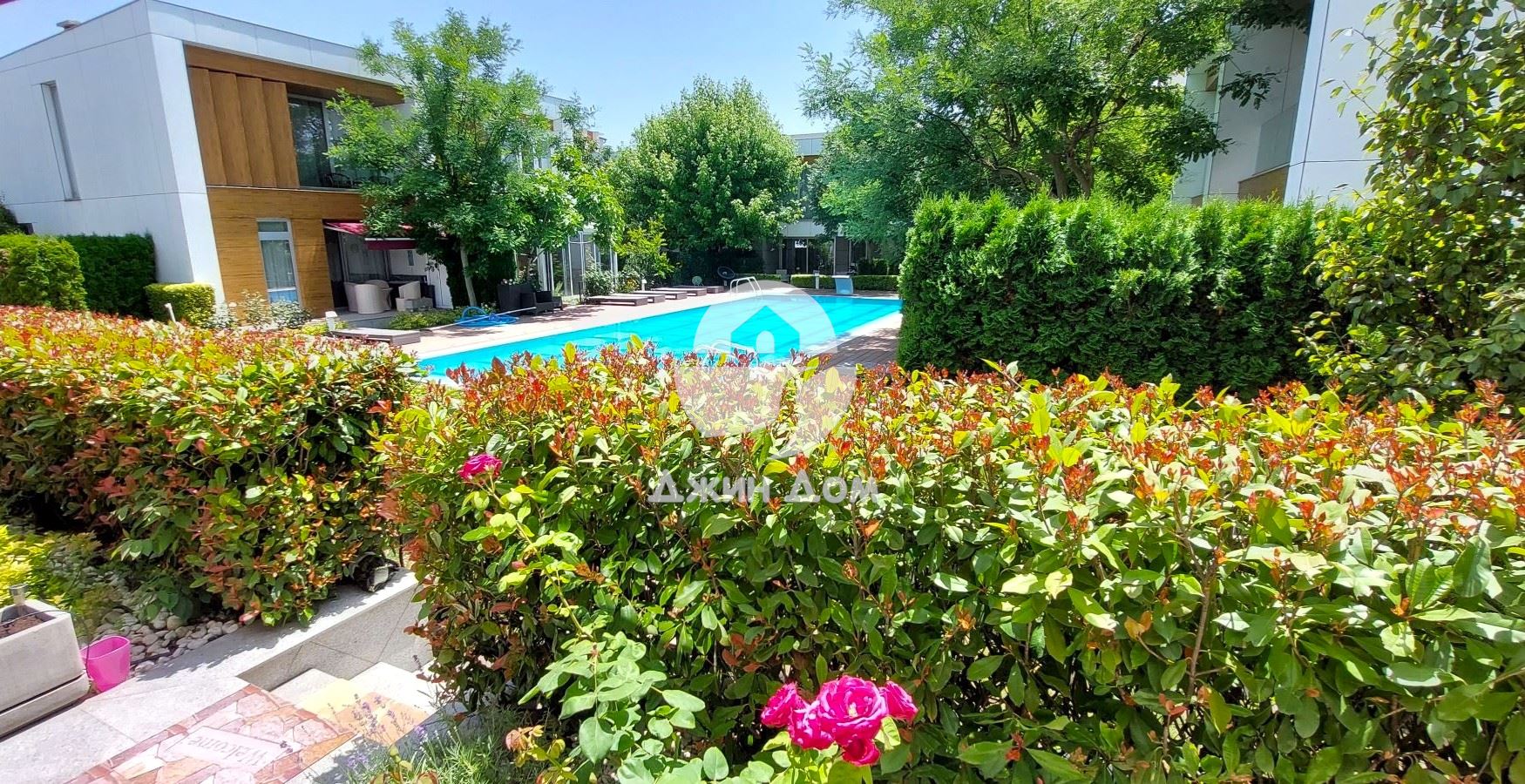 Двуетажна къща с басейн в к-с Атлантис Премиум Хаузес, кв. Сарафово - 0