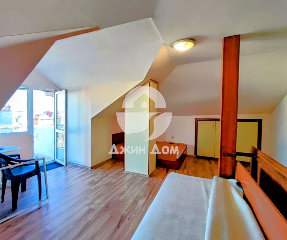 Просторна триетажна къща в с. Равда - 0