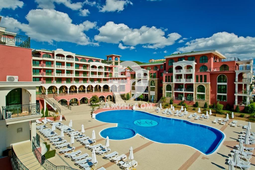 Двустаен апартамент в к-с „Свети Георги Палас“, гр. Свети Влас - 0