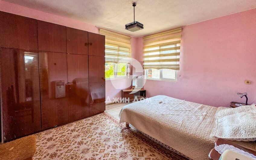 Двуетажна къща с двор в гр. Средец - 0