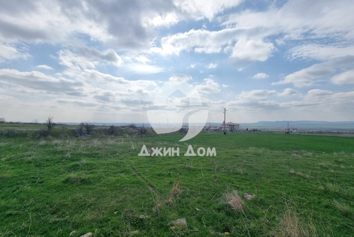 Урегулиран поземлен имот в с. Кошарица - 0