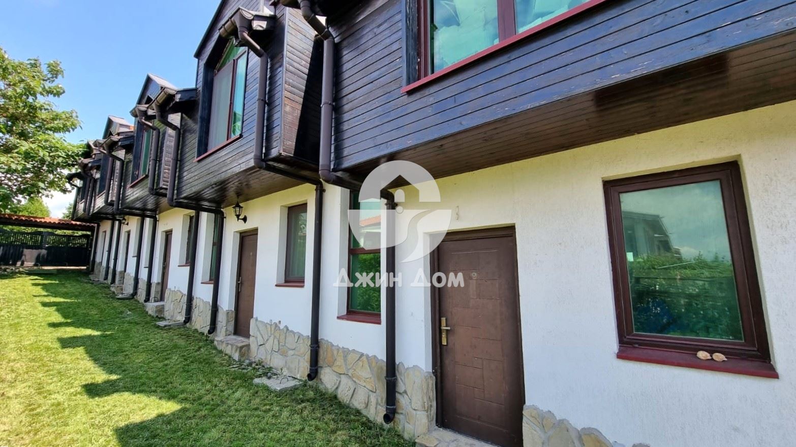 Двуетажна къща таунхаус в с. Кошарица - 0