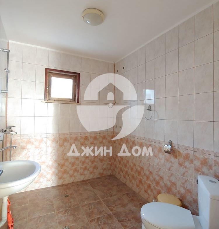 Просторна обзаведена двуетажна къща в с. Кошарица - 0