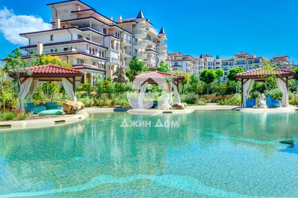 Просторен луксозен многостаен апартамент в к-с Посейдон, гр. Несебър - 0