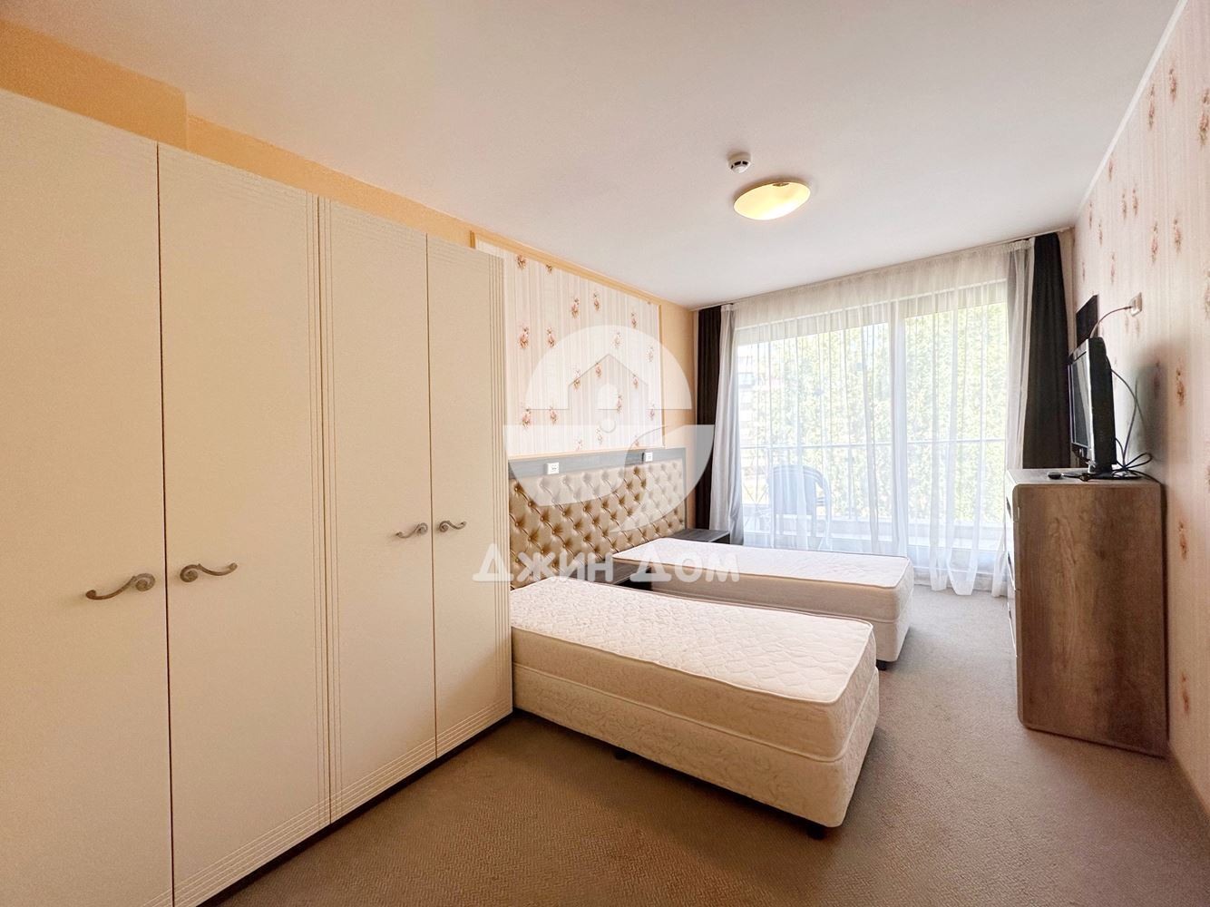 Просторен тристаен апартамент в к-с Петер Хаус, Слънчев бряг - 0