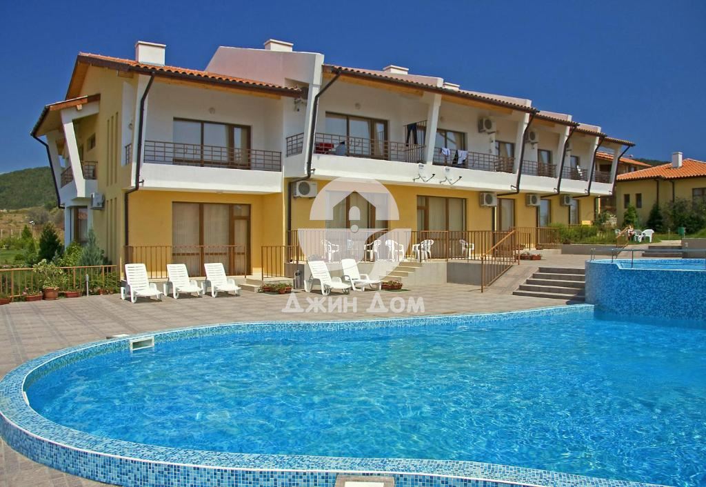 Просторен двуетажен таунхаус в к-с „Вили Монтемар“, с. Кошарица - 0