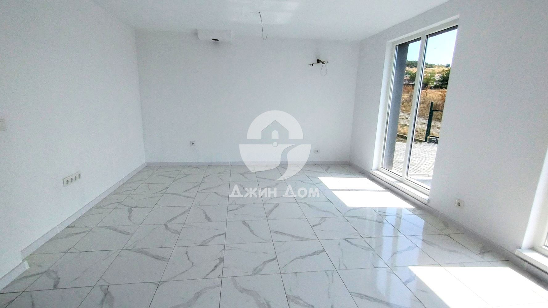 Триетажна къща с ГЛЕДКА МОРЕ в с. Кошарица - 0