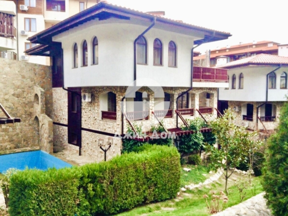 Триетажна обзаведена къща с басейн в к-с „Етъра 2”, гр. Свети Влас - 0