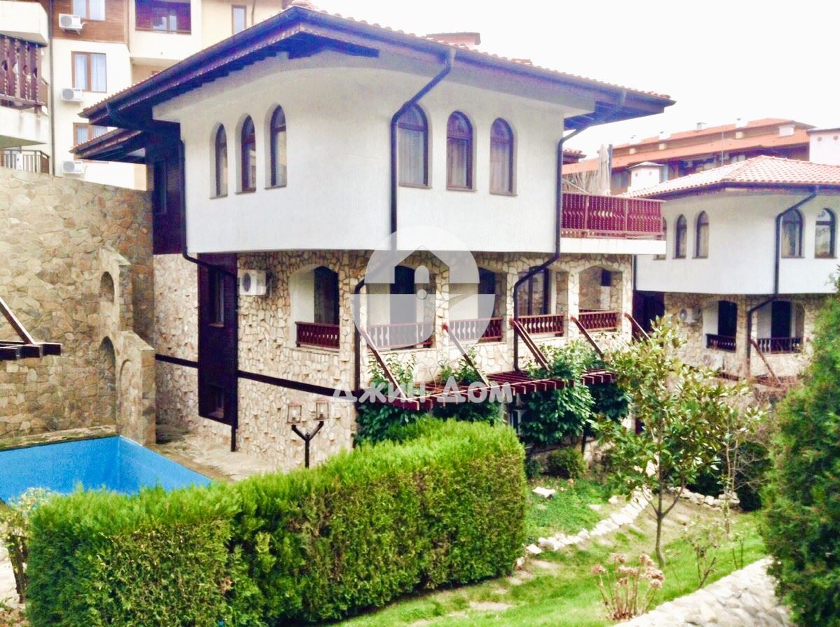 Триетажна обзаведена къща с басейн в к-с „Етъра 2”, гр. Свети Влас - 0