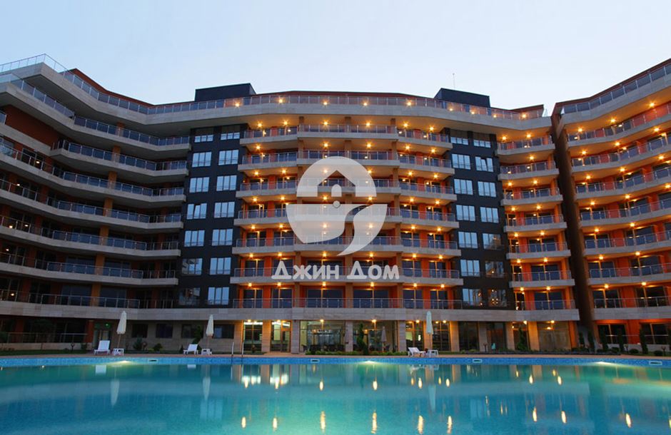 Просторен тристаен апартамент в к-с Петер Хаус, Слънчев бряг - 0