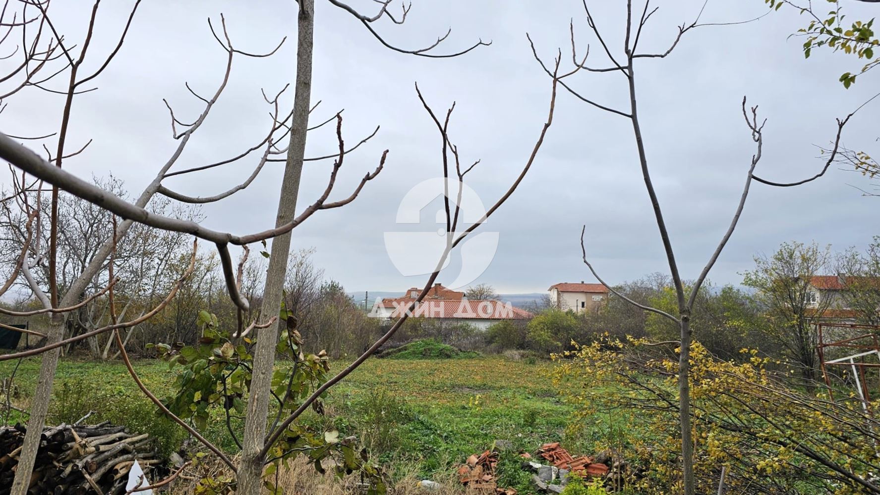 Урегулиран поземлен имот с постройка в с. Кошарица - 0