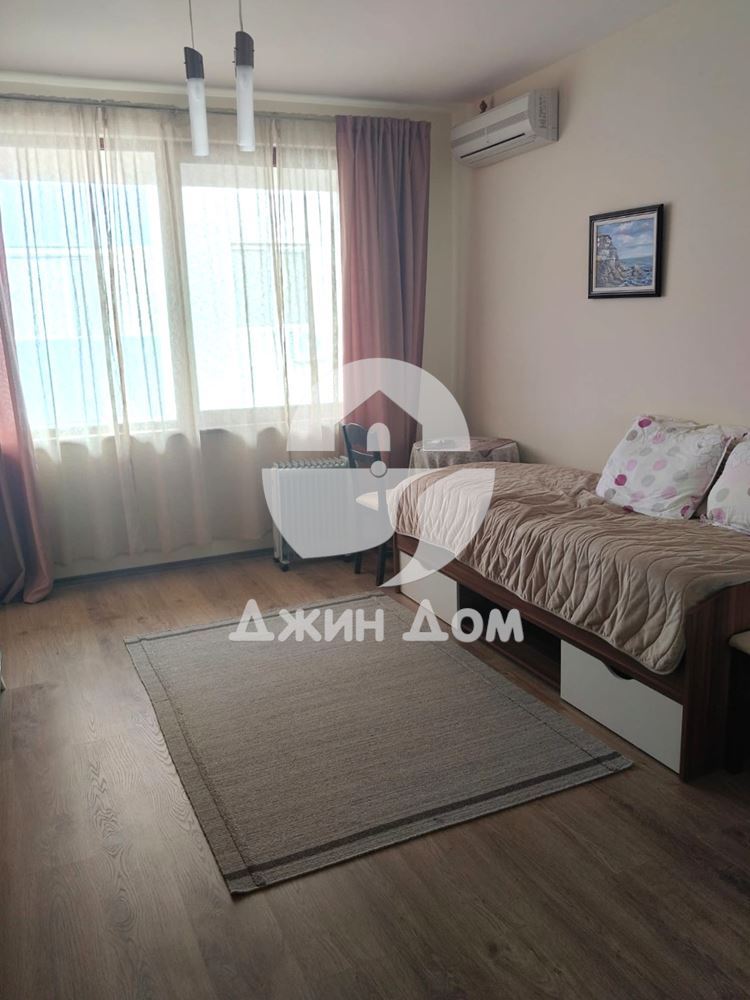 Просторна двуетажна къща с двор в с. Равда - 0