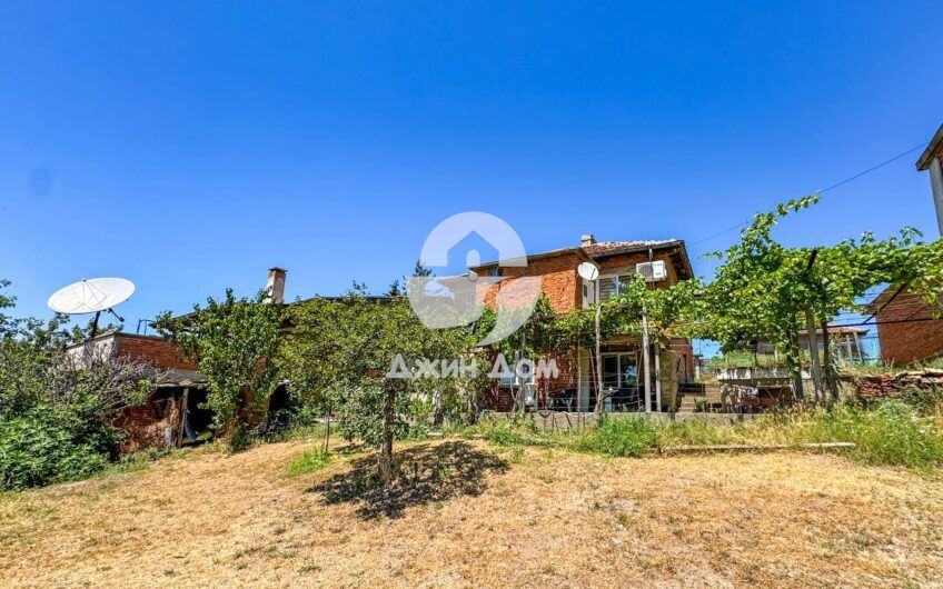 Двуетажна къща с двор в гр. Средец - 0