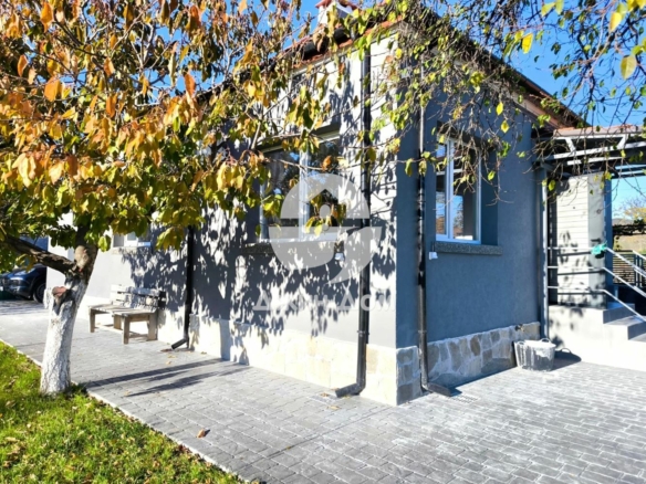 Едноетажна къща с двор в с. Гюльовца, обл. Бургас - 0