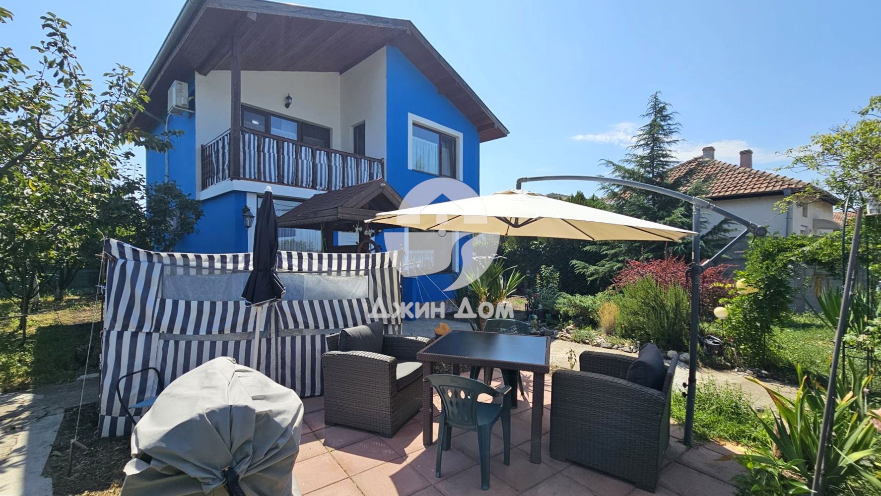 Двуетажна къща с двор в с. Тръстиково - 0