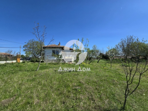 Къща с просторен двор в с. Аспарухово - 0