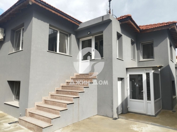 Просторна двуетажна къща в гр. Бяла - 0