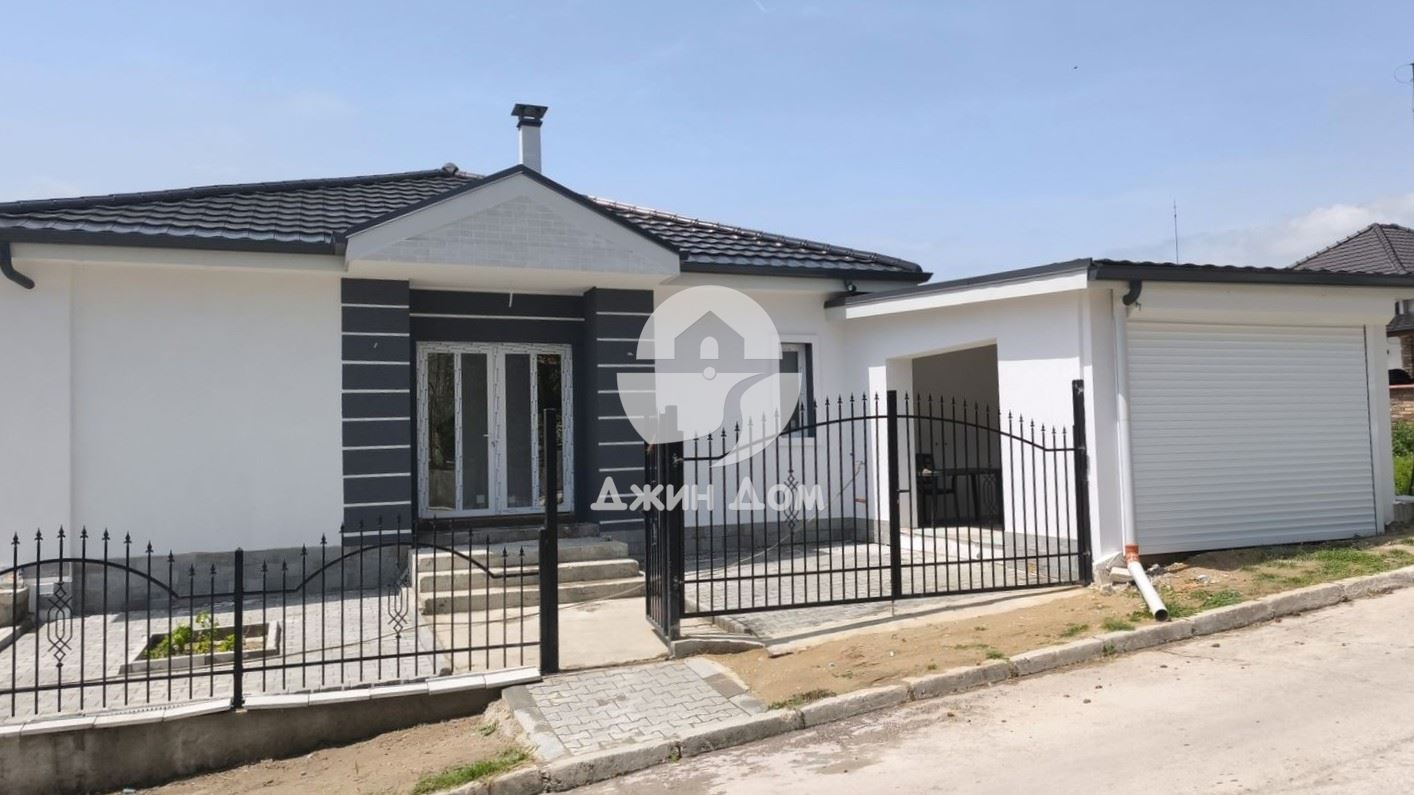 Просторна двуетажна къща в гр. Бяла - 0