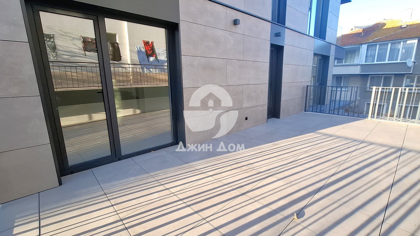 Просторен двустаен апартамент на ПЪРВА ЛИНИЯ МОРЕ в гр. Несебър - 0