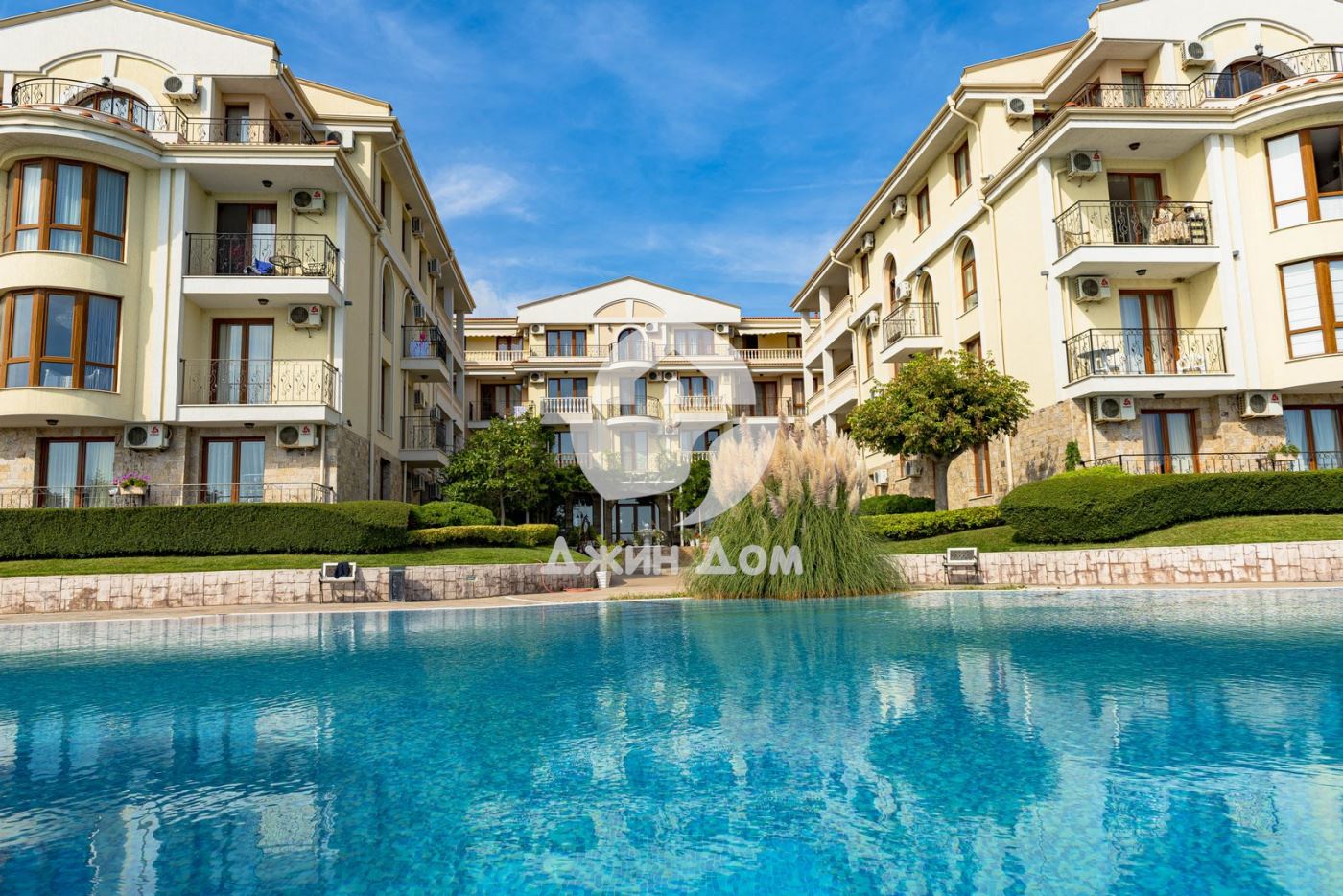 Тристаен апартамент с ГЛЕДКА МОРЕ в к-с „Роял Бей“, гр. Свети Влас - 0