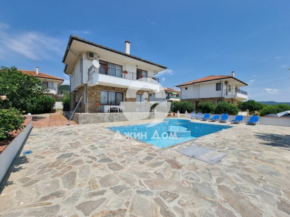 Двуетажна къща с басейн в с. Горица - 0