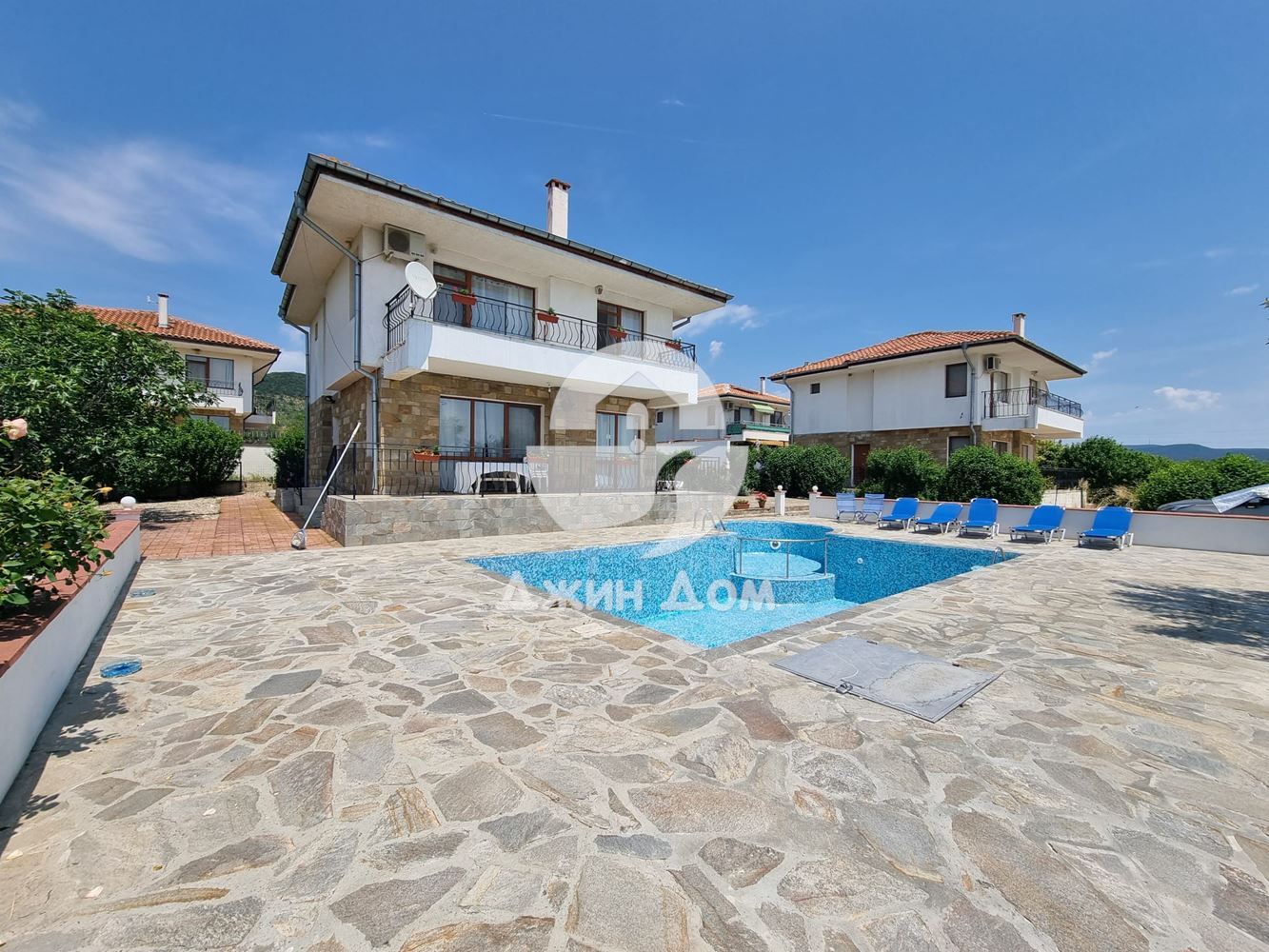 Двуетажна къща с басейн в с. Горица - 0