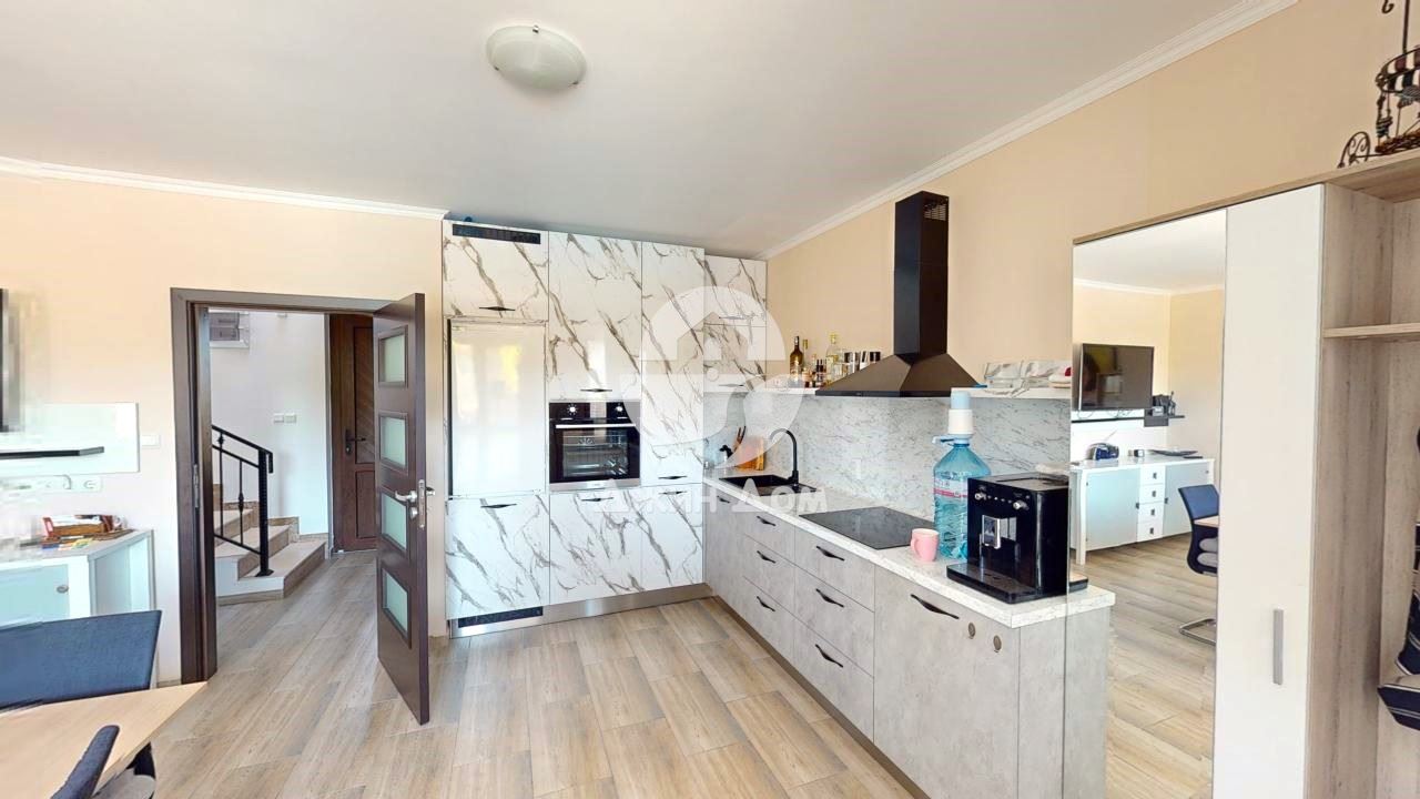 Обзаведена триетажна къща в к-с Свети Георги, с. Кошарица - 0