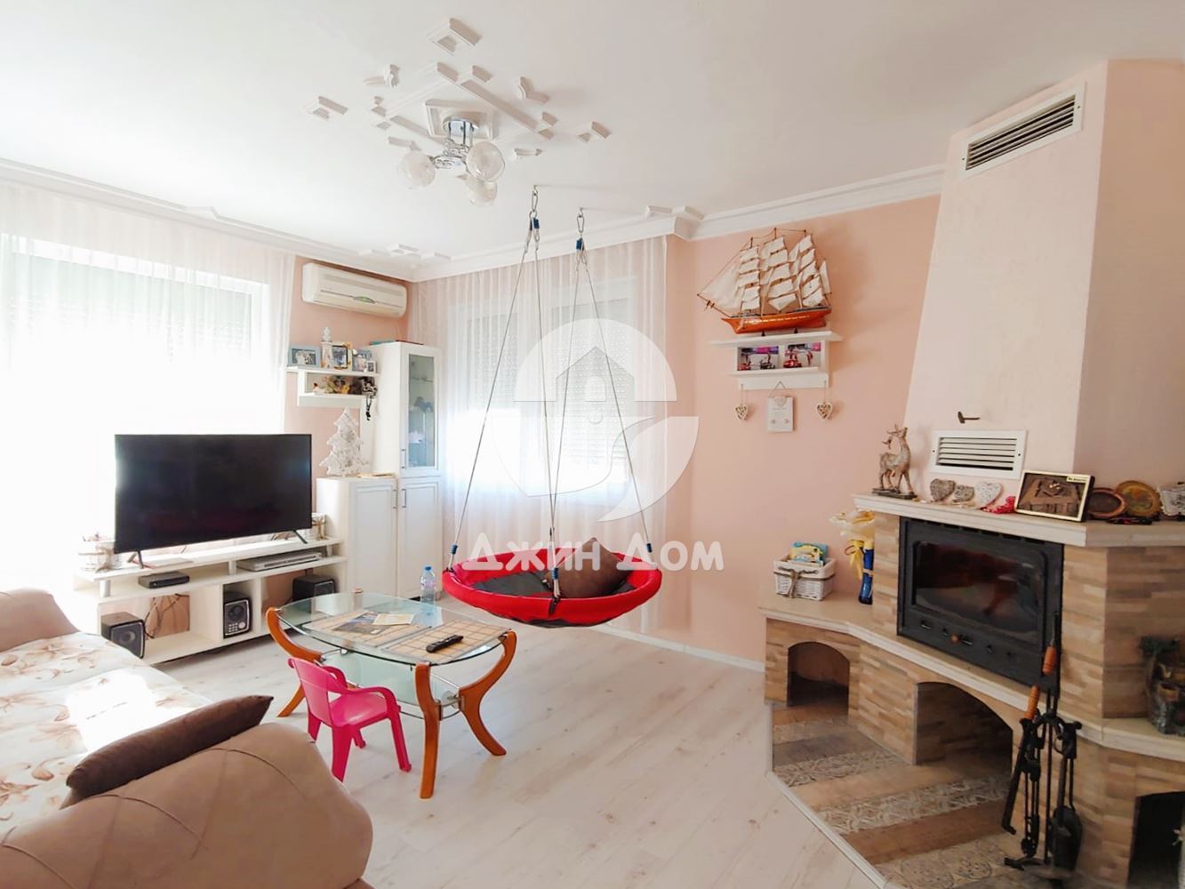 Просторна обзаведена двуетажна къща в с. Кошарица - 0