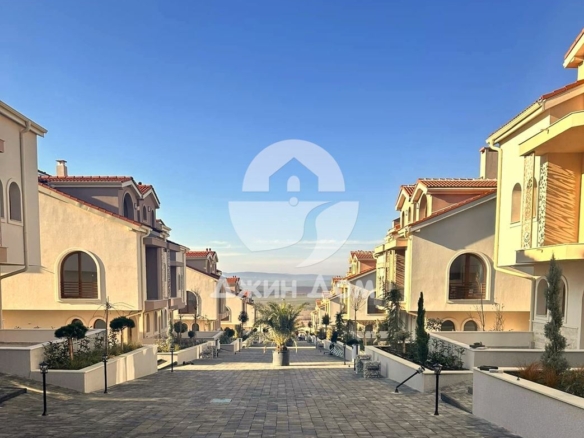 Просторни тристайни апартаменти в к-с „Гранд Вилидж“, с. Кошарица - 0