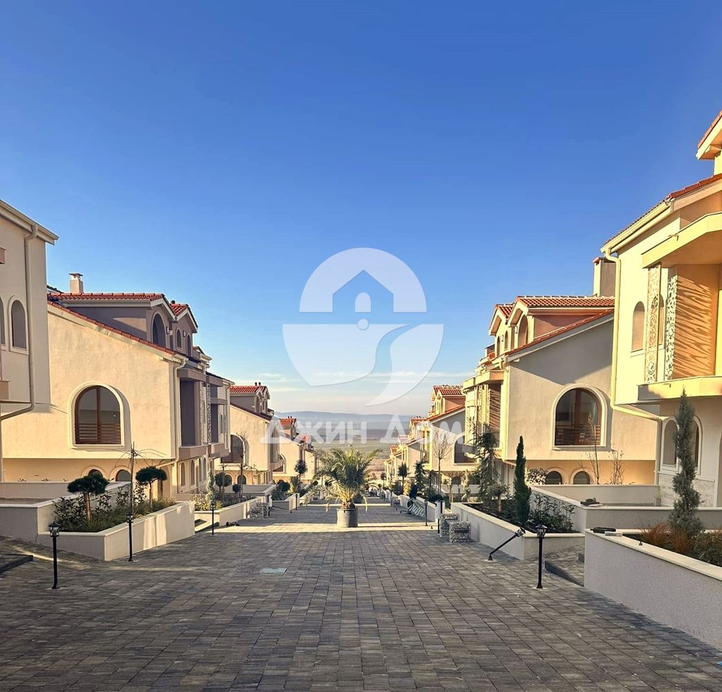 Просторни тристайни апартаменти в к-с „Гранд Вилидж“, с. Кошарица - 0