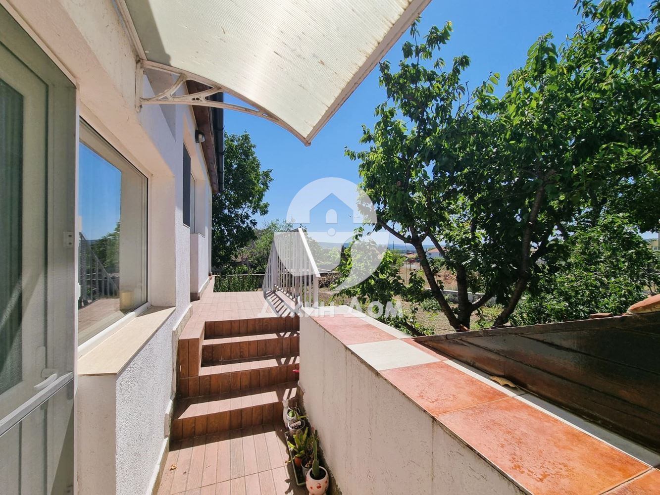 Обзаведена двуетажна къща в с. Просеник - 0