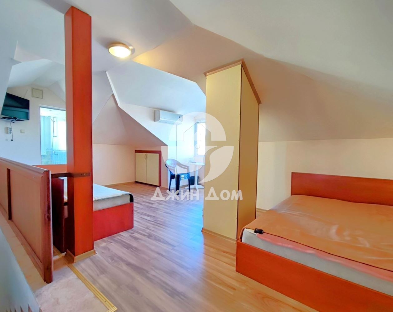 Просторна триетажна къща в с. Равда - 0