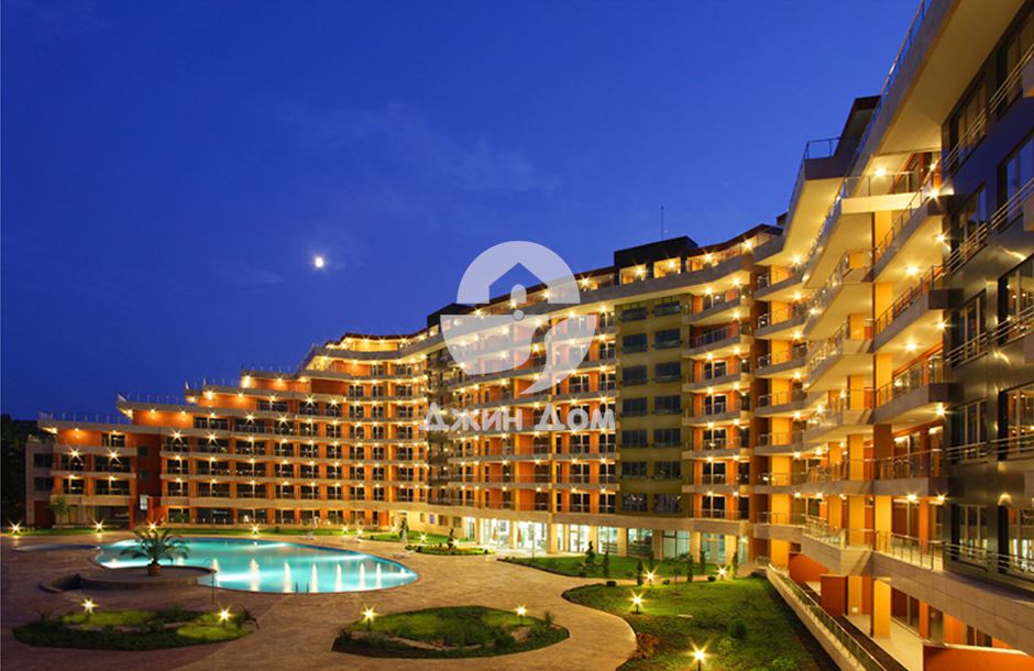 Просторен тристаен апартамент в к-с Петер Хаус, Слънчев бряг - 0