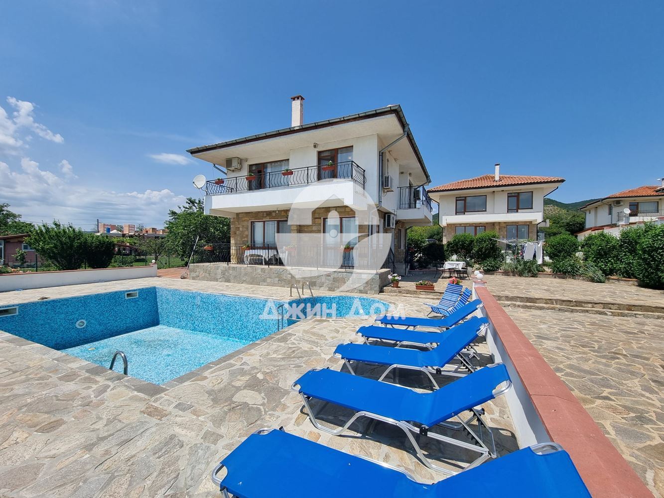 Двуетажна къща с басейн в с. Горица - 0