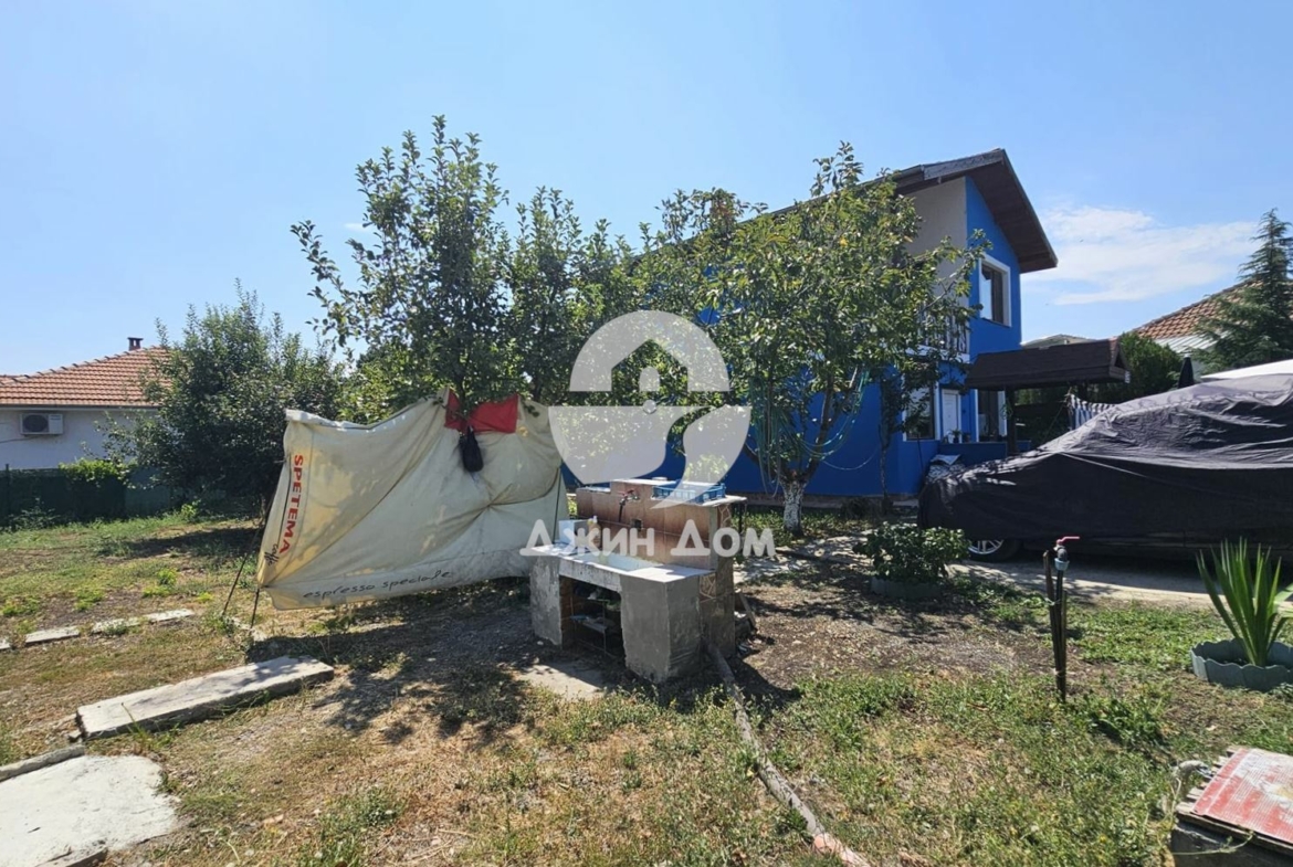 Двуетажна къща с двор в с. Тръстиково - 0