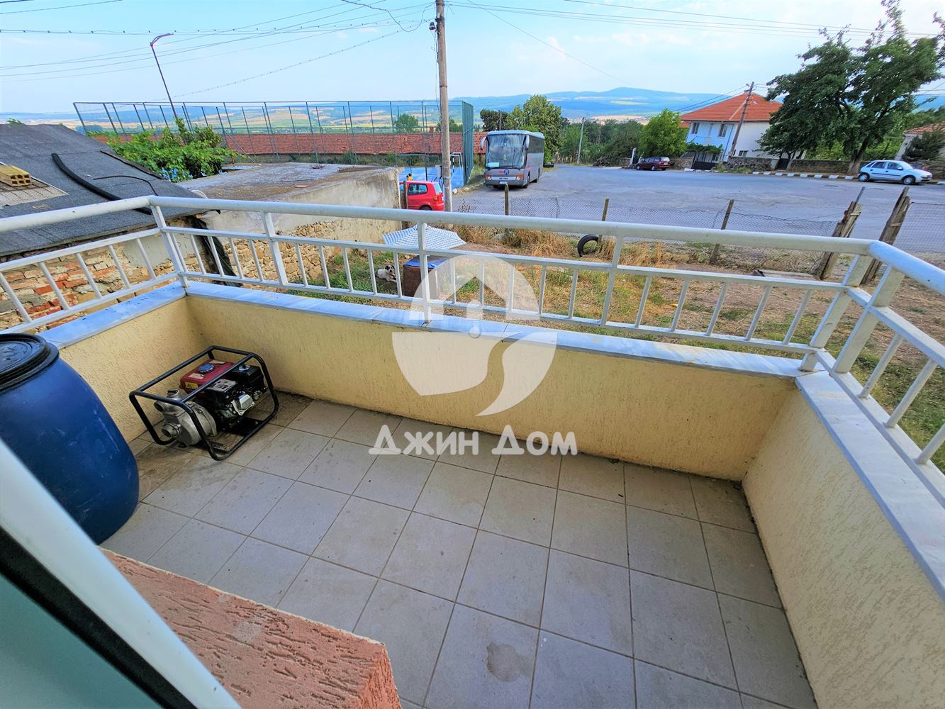 Просторна къща в с. Разбойна с гледка към планината - 0