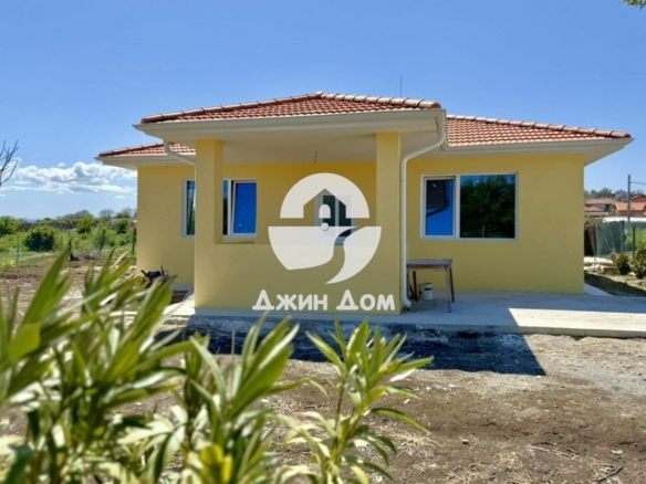 Просторна самостоятелна едноетажна къща в с. Черни връх - 0