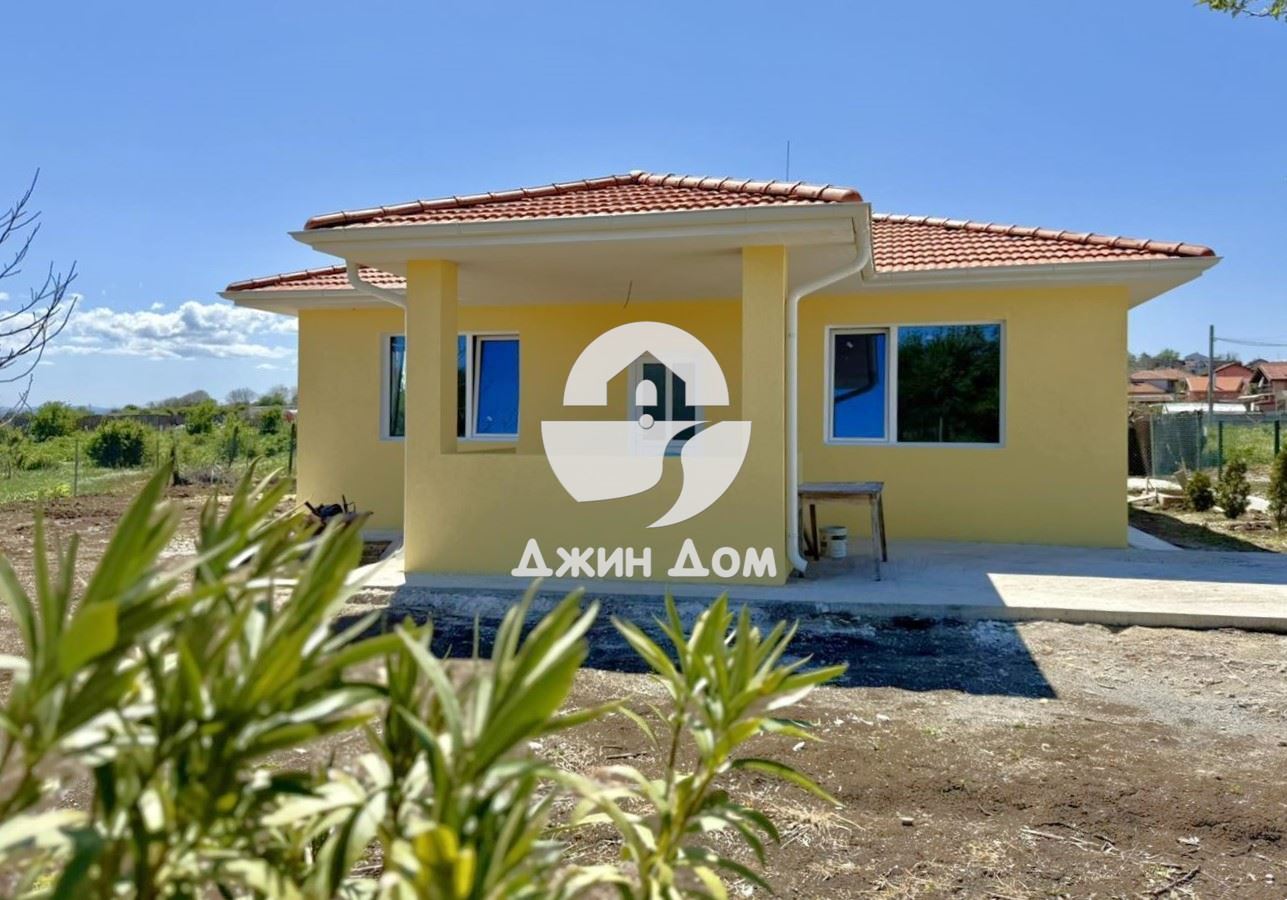 Просторна самостоятелна едноетажна къща в с. Черни връх - 0