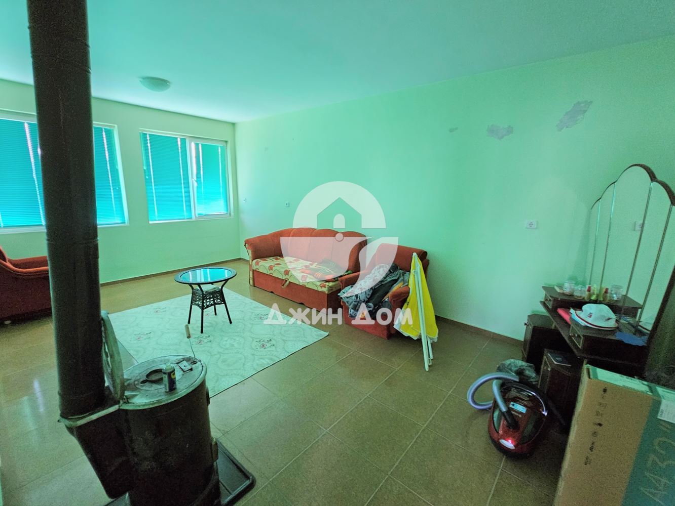 Просторна къща в с. Разбойна с гледка към планината - 0