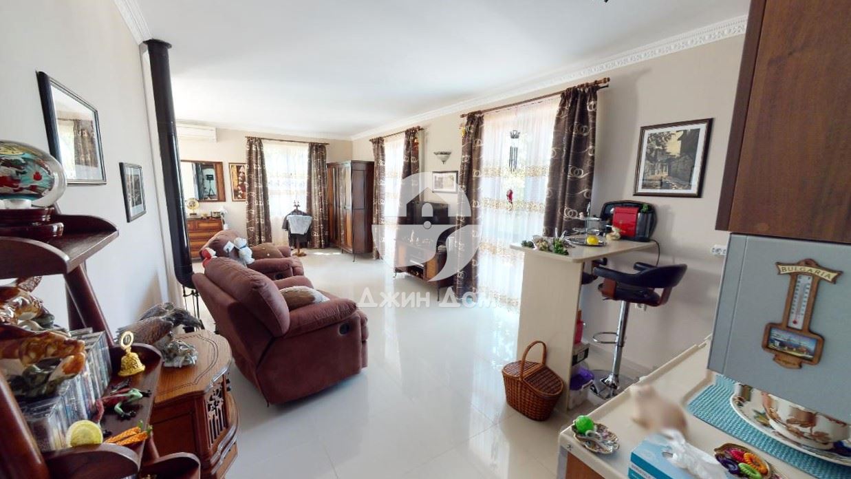 Двуетажна обзаведена къща с басейн, с. Кошарица - 0