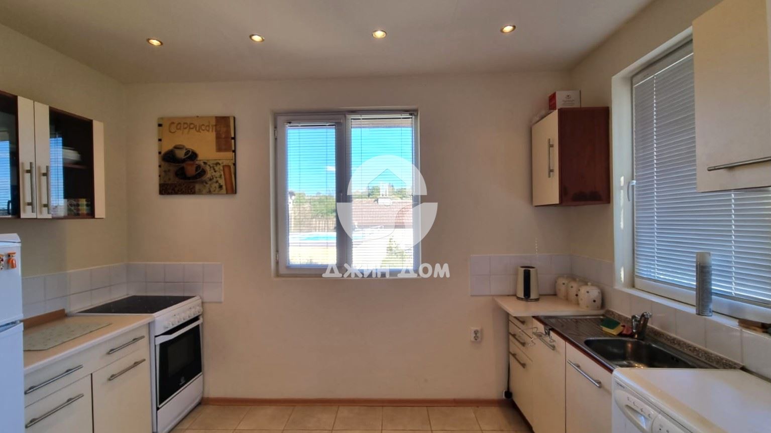 Едноетажна къща с басейн в с. Ново Паничарево - 0