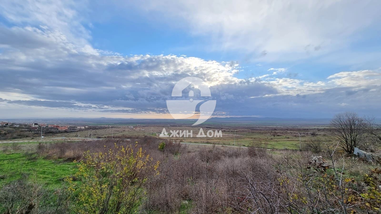 Урегулиран поземлен имот в с. Кошарица - 0