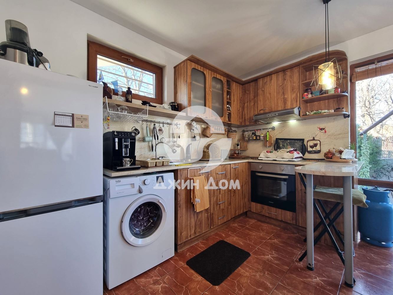 Двуетажна къща с двор в с. Бата - 0