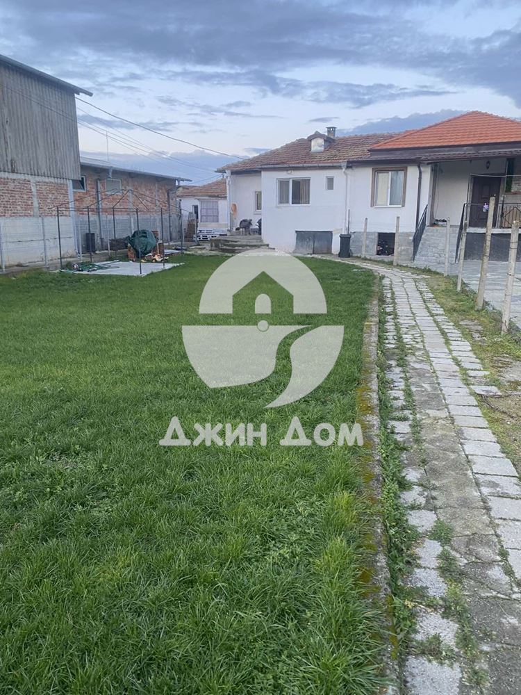 Едноетажна къща с двор в гр. Камено - 0