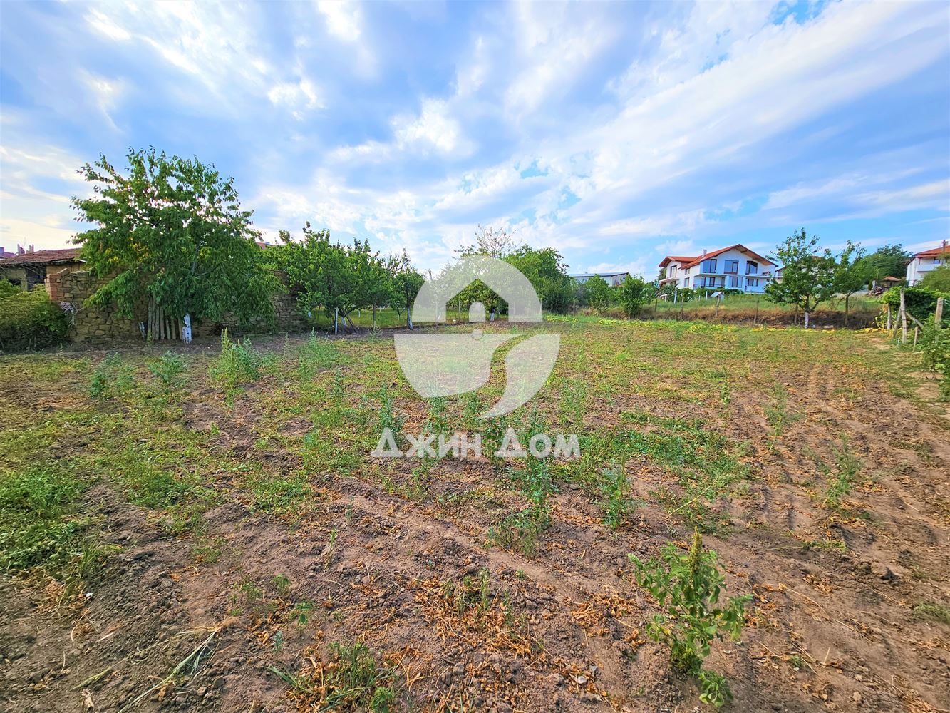 Просторна къща в с. Разбойна с гледка към планината - 0